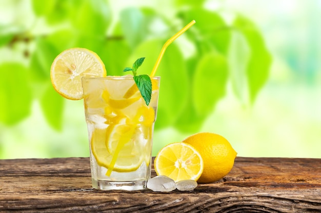 Limonada natural com hortelã e frutas frescas na mesa de madeira