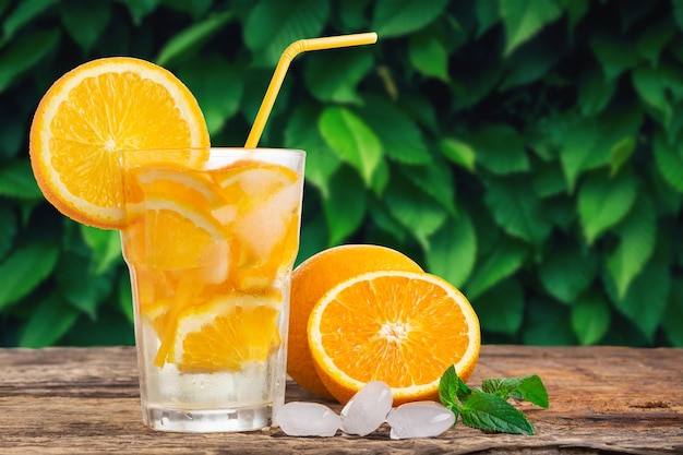 Limonada natural com hortelã e laranjas frescas na mesa de madeira