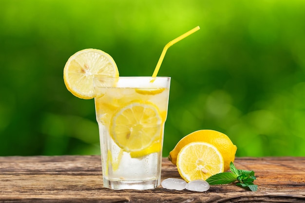 Limonada natural con menta y fruta fresca sobre mesa de madera