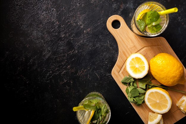 Limonada orgânica caseira com frutas naturais em fundo de madeira vintage