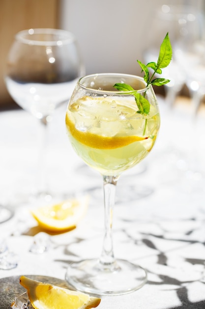 Limonada ou coquetel mojito com limão e hortelã, bebida refrescante gelada ou bebida com gelo