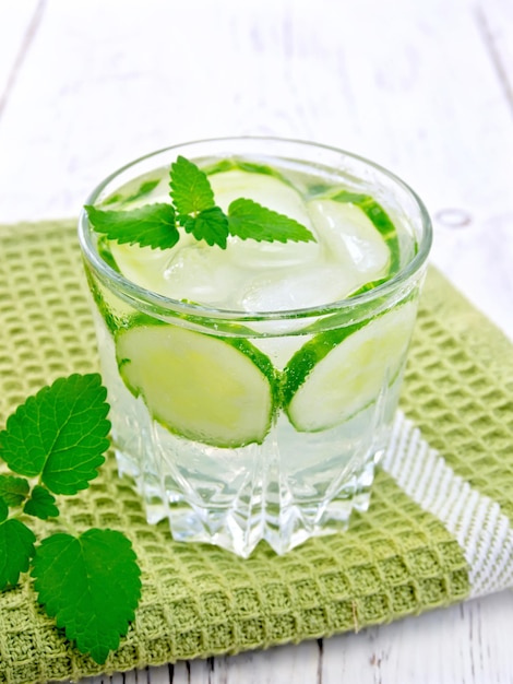 Limonada con pepino y menta en vaso en servilleta