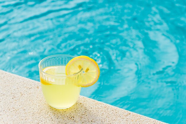 Limonada en la piscina