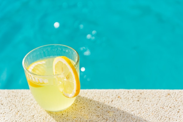 Limonada en la piscina