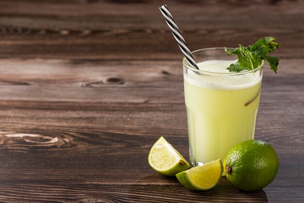 Limonada refrescante com bebida de verão Limonada de menta