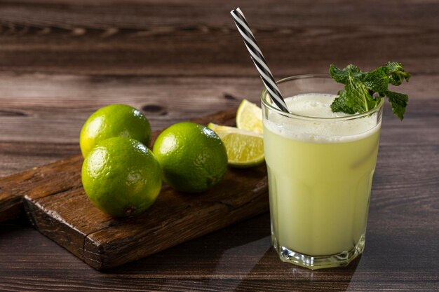 Limonada refrescante com bebida de verão Limonada de menta