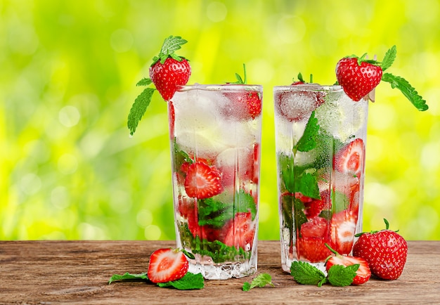 Limonada refrescante com hortelã e morangos no fundo desfocado verão. Copie o espaço