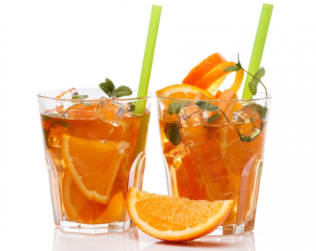 Limonada refrescante com laranjas e hortelã