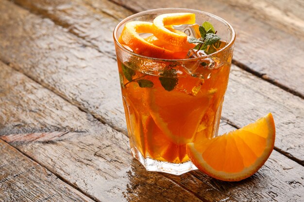 Limonada refrescante com laranjas e hortelã