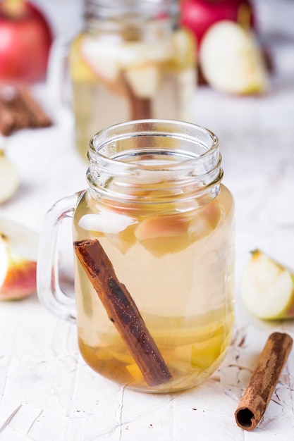 Foto limonada refrescante com maçã, gengibre e canela