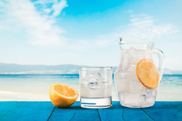 Limonada refrescante em mesa de madeira rústica azul em praia tropical