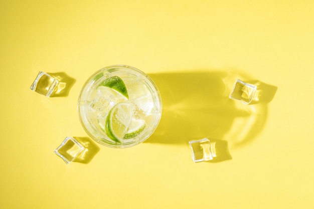 Limonada refrescante em um copo em um fundo brilhante.