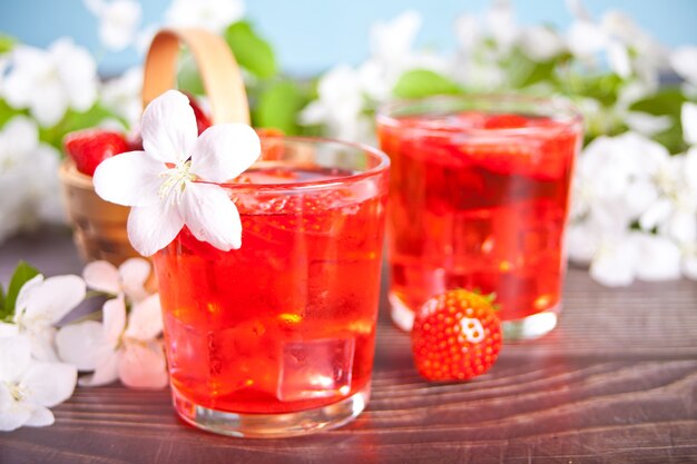 Limonada refrescante fría de fresa con cubitos de hielo