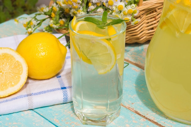 Limonada refrescante fría en un vaso sobre un fondo de madera