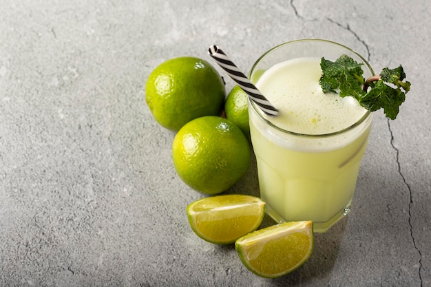 Limonada refrescante con menta Bebida de verano de limonada