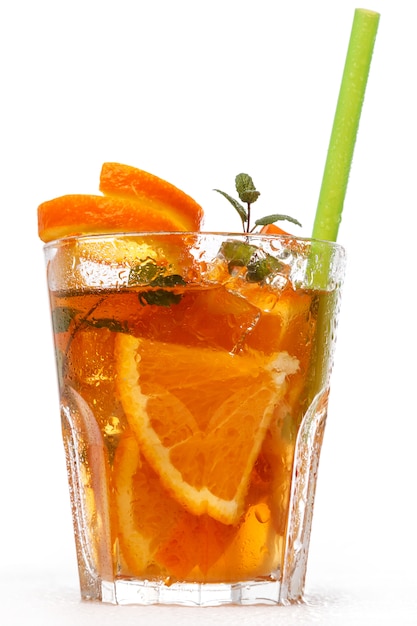 Limonada refrescante con naranjas y menta