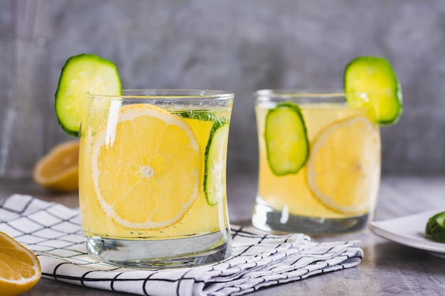 Limonada refrescante con pepino limón y hielo en vasos sobre la mesa