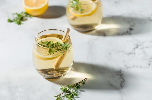 Limonada refrescante con una rodaja de limón y sombras duras de paja