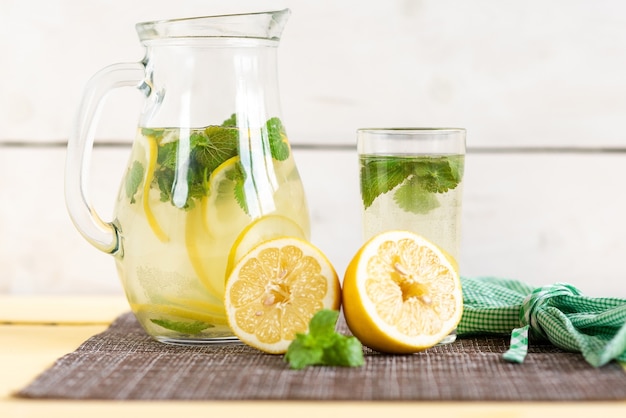 Limonada refrescante de verano en una jarra de vidrio.