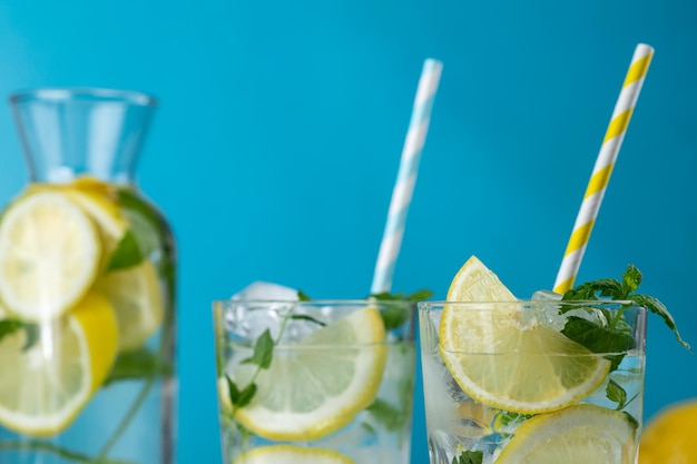 Limonada con rodajas de limón, hielo y hojas de menta