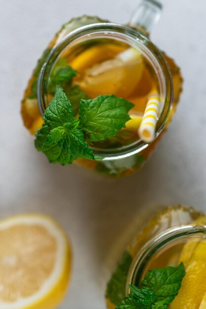 Limonada con rodajas de limón, hielo y hojas de menta