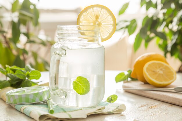 Limonada en tarro de albañil afuera