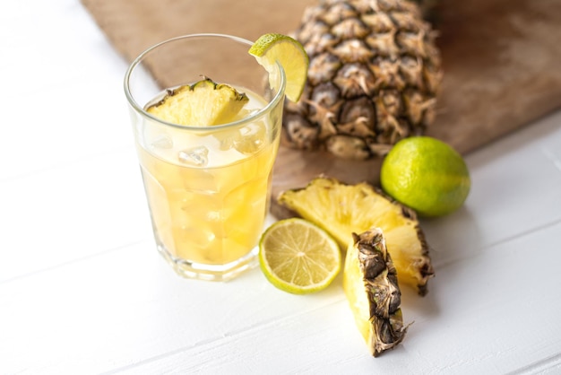 Limonada de tepache fermentado en un vaso perdido