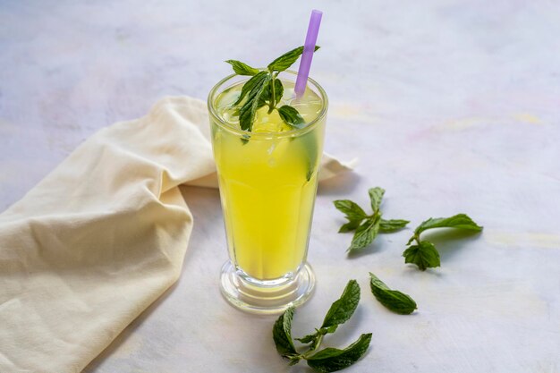 Limonada tradicional limón menta y hielo blanco