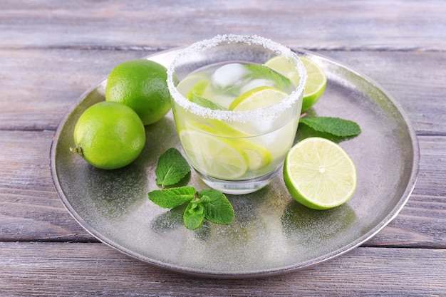 Limonada en vaso en bandeja de madera