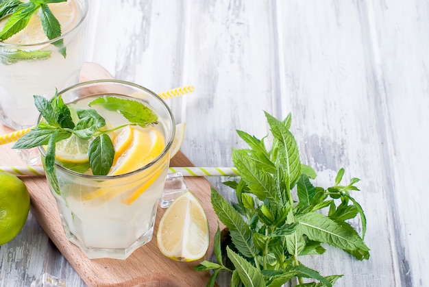 Limonada en vaso con hielo y menta.