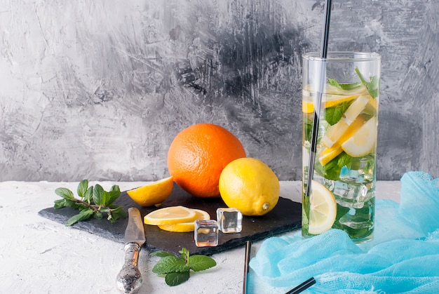 Limonada en vaso con hielo y menta