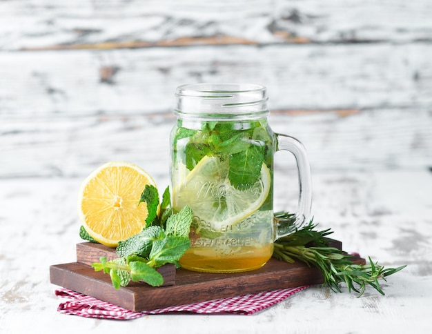 Foto limonada en un vaso de vidrio sobre un fondo de madera vista superior espacio de copia libre