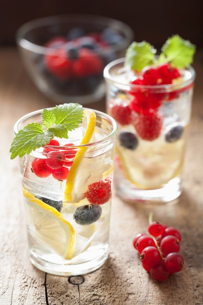 Limonada de verano con bayas y limón.