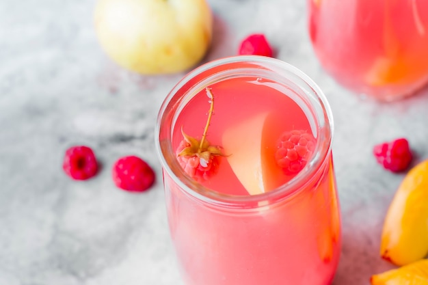 Limonada de verano en tarro de albañil en mesa de piedra gris