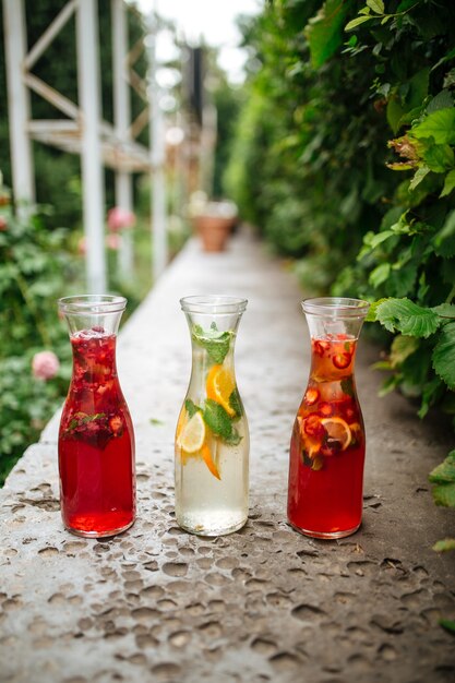 Limonadas de frutas y bayas en la mesa