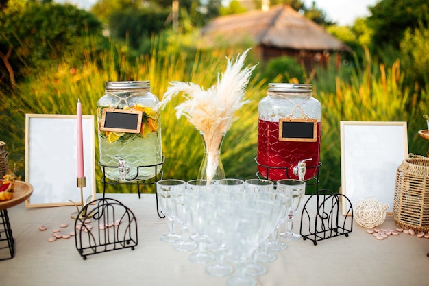 Limonadas refrescantes para un set de catering para banquetes