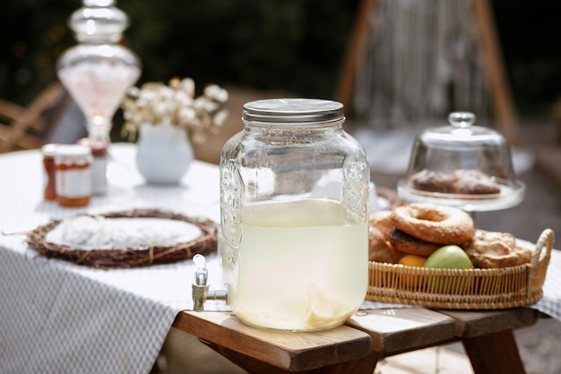 Limonade auf dem Tisch bei einem Picknick