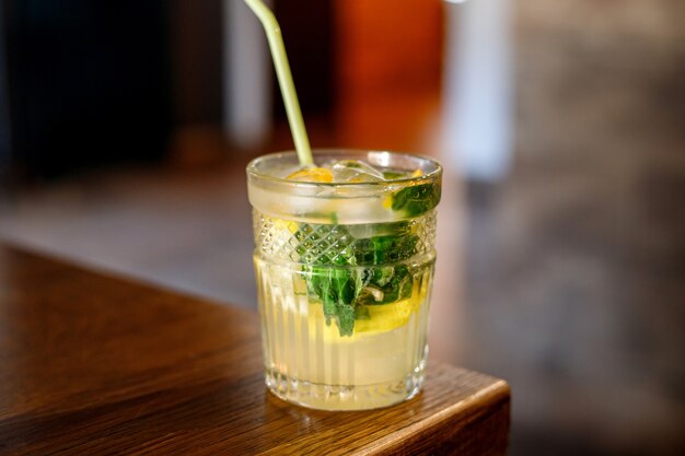 Limonade auf dem Tisch in einem Café