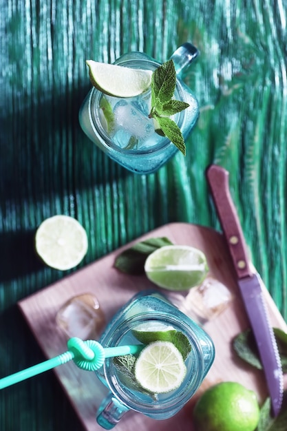 Limonade aus Limette und Minze im Glas auf einem Tisch