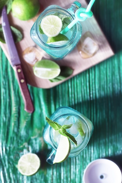 Limonade aus Limette und Minze im Glas auf einem Tisch