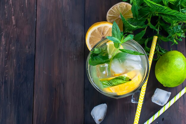 Limonade im Glas mit Eis und Minze