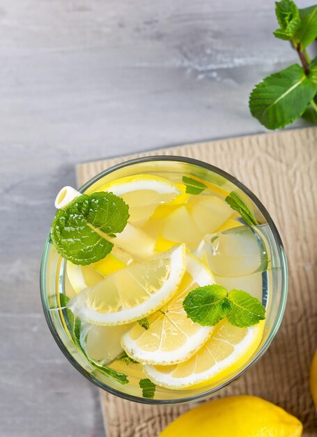 Limonade im Glas mit frischen Zitronen und Minze Kaltes Sommergetränk von oben mit Kopierraum