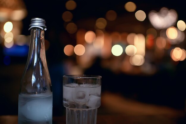 Limonade im Glascafé / frische Limonade mit Eis und Limette in einem Glas auf Restauranthintergrund