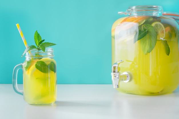 Limonade im Weckglas mit Zitrone und Minze auf Blau. Kopieren Sie Platz.