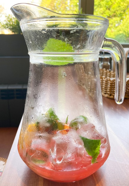 Limonade in einer Flasche senkrecht auf dem Tisch