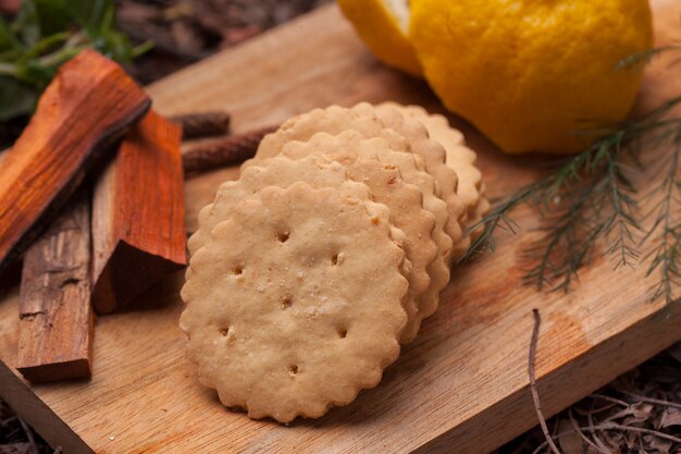 Limonade Kekse Kekse auf Holz Schneidebrett