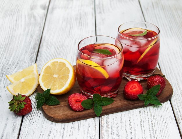 Limonade mit Erdbeeren