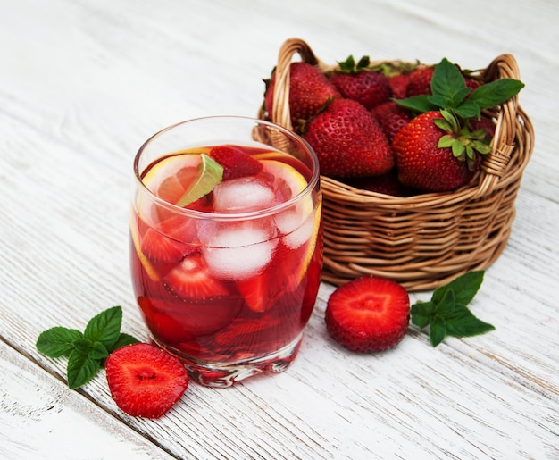 Limonade mit Erdbeeren