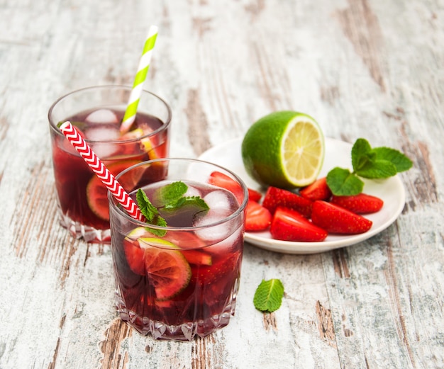 Limonade mit Erdbeeren