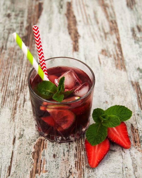 Limonade mit Erdbeeren